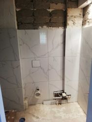 Τοποθέτηση πλακιδίων σε μπάνιο στην Βούλα