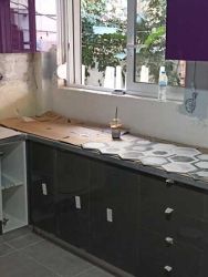 Τοποθέτηση πλακιδίων σε κουζίνα στην Αργυρούπολη