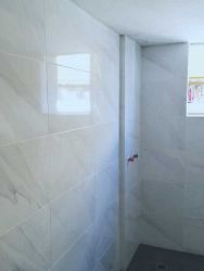 Τοποθέτηση πλακιδίων σε μπάνιο στην Ν Σμύρνη